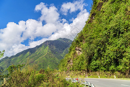 在山上徒步旅行 山脉景观顶峰季风小路沥青爬坡踪迹森林远足岩石冒险图片