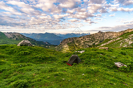 在奥地利沃拉尔贝格的莱克伦山上 飞速攀登草地全景冒险高山旅行首脑农村帐篷环境天堂图片