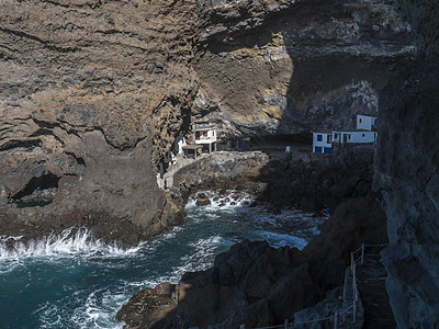 海盗洞穴 带白色和蓝色房屋的隐藏小渔村 靠近西班牙加那利群岛拉帕尔马 Tijarafe 的旅游景点岩石海湾村庄海景海岸娱乐海岸线背景图片