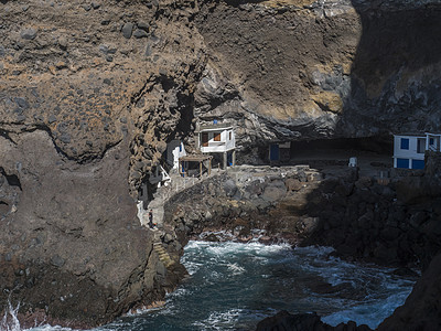 海盗洞穴 带白色和蓝色房屋的隐藏小渔村 靠近西班牙加那利群岛拉帕尔马 Tijarafe 的旅游景点娱乐悬崖旅行海岸房子吸引力建筑背景图片