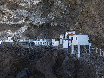 海盗洞穴 带白色和蓝色房屋的隐藏小渔村 靠近西班牙加那利群岛拉帕尔马 Tijarafe 的旅游景点孢子支撑海湾游客建筑学太阳海景背景图片