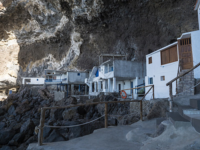 海盗洞穴 带白色和蓝色房屋的隐藏小渔村 靠近西班牙加那利群岛拉帕尔马 Tijarafe 的旅游景点房子孢子游客火山太阳旅行村庄海背景图片