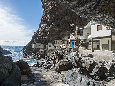 海盗洞穴 带白色和蓝色房屋的隐藏小渔村 靠近西班牙加那利群岛拉帕尔马 Tijarafe 的旅游景点娱乐火山海岸吸引力海景房子渔夫图片