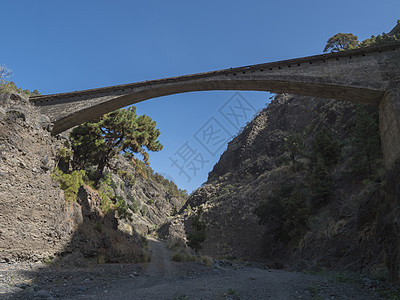 西班牙加那利群岛拉帕尔马远足小径的峡谷起点的旧石桥图片
