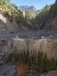 百岁山矿泉水小瀑布位于的火山口 几乎是干涸的瀑布 水流因矿泉水而色彩缤纷 拉帕尔马岛 加那利群岛 西班牙生态环境岛屿彩色岩石石头矿物风景国家背景