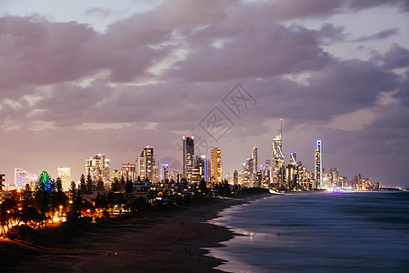 金海岸天线澳大利亚昆士兰州海景旅行海滩海滨建筑城市波浪摩天大楼日落反射图片