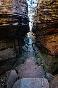 澳大利亚维多利亚州格拉姆皮亚州的奇幻之地希克砂岩峡谷天空仙境远足小路岩石植物探索裂缝图片