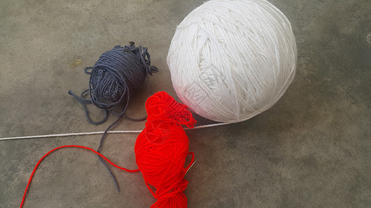 以灰色地板背景编织毛线的多彩细线球线程细绳棉布衣服针线活缝纫工艺纺织品针织绿色图片