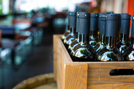 一个装满酒瓶子的木箱 在露天餐厅举行银行派对庆祝活动玻璃奢华标签产品盒子零售店铺收藏酒吧团体图片