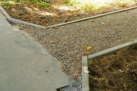 建造新的人行道线条碎石维修水泥灰色工作路面背景图片