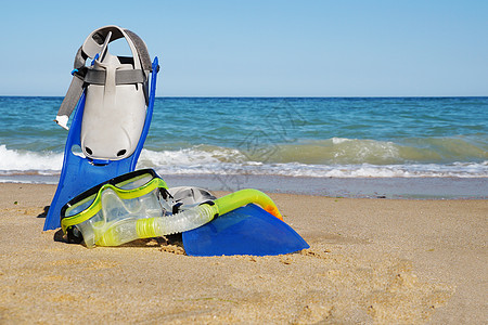 在海面和清空背景下在沙滩上游泳的 长着脚鞋和面具浮潜活力旅游冒险潜水风镜活动呼吸管假期爱好图片