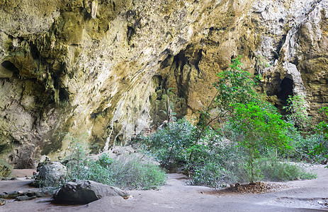 在洞穴内 有石化物和斯塔拉热米斯普拉奇石笋岩石背景空腔风景纹理假期热带旅游休息图片
