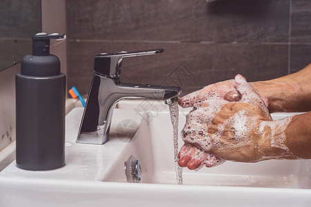 与的铬水龙头和肥皂一起近身洗手消毒卫生泡沫房子消毒剂脸盆责任感紧急状态流感隔离图片