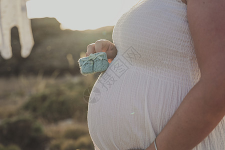 一个孕妇在看她的回声摄影女士沙发技术怀孕分娩检查父母控制母性诊断图片