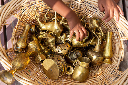 儿童手和各种黄铜可收集的物件图片