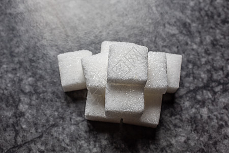 堆积成堆的糖块水溶性蔗糖合物黑色立方体水晶食物白色图片