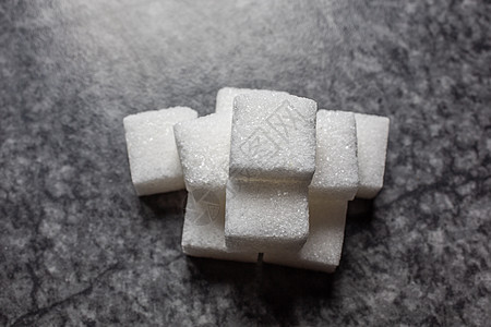 堆积成堆的糖块合物蔗糖水晶水溶性白色食物黑色立方体图片