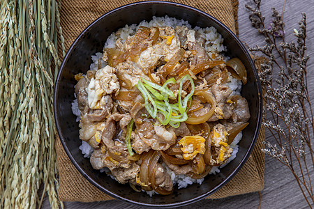 辣子鸡盖饭日本猪肉饭碗 配有蛋和洋葱唐布里盖饭午餐饮食筷子文化美食植物食物麻布餐厅背景