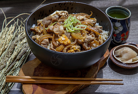 配有蛋和洋葱的日本猪饭碗唐布里文化食物餐厅干花猪肉盖饭植物麻布筷子午餐图片