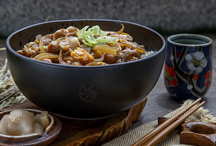 配有蛋和洋葱的日本猪饭碗唐布里美食盖饭干花筷子饮食绿茶餐厅午餐植物麻布图片