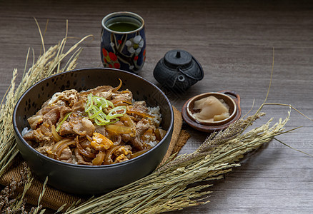 配有蛋和洋葱的日本猪饭碗唐布里餐厅干花美食植物蔬菜饮食麻布筷子午餐盖饭图片