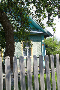 在白俄罗斯 有真伪彩色画的旧木屋图片