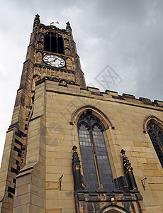 时钟塔的风景和古老圣徒修道院教堂的建筑 在休德斯菲尔德中心与云天对面观光旅游历史性教会古董石头建筑学城市英语教区图片