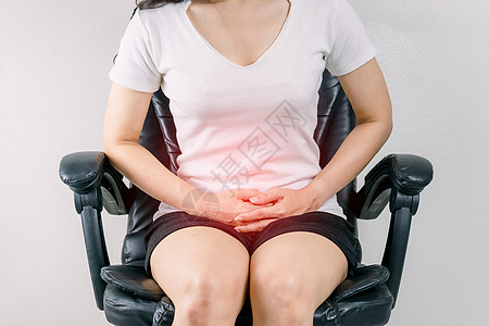 一个胃痛的月经抽筋的女人腹痛压力成人女孩经期便秘疼痛女士痛苦腹泻图片