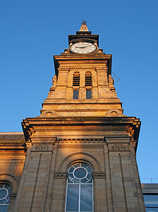 在南港梅赛赛塞德 与蓝色的夏日天空对峙时钟塔上 这座古老的胜利者在西南港建筑学中心历史行政区建筑正方形地标石头历史性王国图片