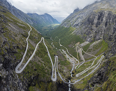 或著名的蛇形山路全景 从挪威国家风景名胜路线县的角度看图片