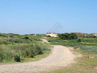 一条穿过沙丘和草地的通风小道 在阿福德比附近的梅赛滨岸上图片