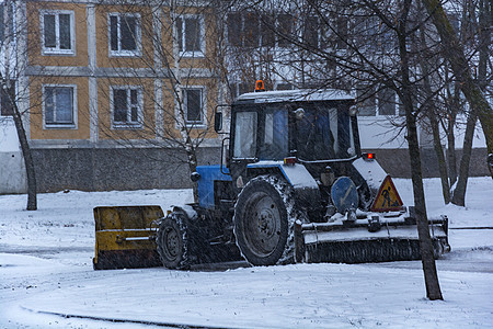 在雪地拖拉机期间 白俄罗斯人用Sno打扫路面背景图片