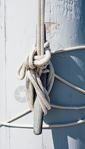 绳子绑在白桅杆上图片