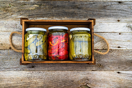玻璃罐 配有泡菜红铃椒和黄瓜美食饮食盐渍食物蔬菜红辣椒银行图片