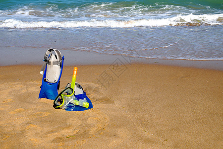 在海面和清空背景下在沙滩上游泳的 长着脚鞋和面具海滩呼吸管脚蹼活动冒险晴天蓝色海洋旅游热带图片
