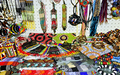 非洲多彩的手镯 项链和首饰 在开普敦手工艺术工艺配饰销售街道珠宝纪念品店铺饰品图片