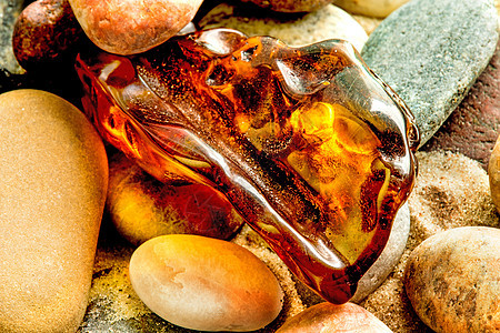 在波罗的海的海滩上安珀鹅卵石岩石树脂矿物果汁化石宝石康复橙子首饰图片