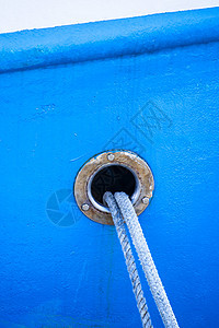拖网渔船的锚系线港口圆圈管道安全白色码头船运航海绳管蓝色图片