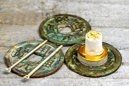 古中国硬币上的针刺针医疗中医康复药品工具古董加热治愈者治愈现金图片