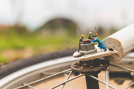 骑自行车修车的机械工服务工业硬件创造力团队帮助维修金属运输玩具图片