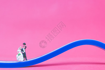 迷你人 桥上的新娘和新郎婚姻男人女性妻子婚礼玩具幸福裙子热情仪式图片