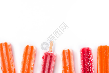 橙色和草莓冰棒在白底幕上被隔离果味茶点红色橙子味道甜点小吃食物冰淇淋奶油图片
