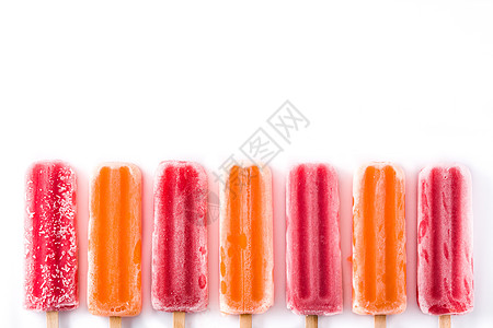 橙色和草莓冰棒在白底幕上被隔离红色小吃果汁味道茶点果味奶油橙子冰淇淋甜点图片