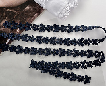 蕾丝文胸蓝色温柔的彩带 美丽的丝绸布织物 在光背景上裁缝针线活磁带织物文胸工艺材料乡村婚礼蕾丝背景