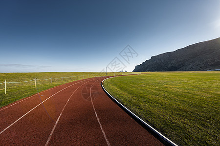 橡皮山户外跑轨学校蓝色地面运动员竞争短跑运动条纹课程晴天背景