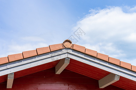 仰望着屋顶与家居 在蓝天空和云彩上 美丽的纳图图片