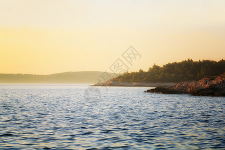 带地平线和天空的海岸线晴天海景阳光自然保护区盐水游客海洋游泳潮汐岩石图片