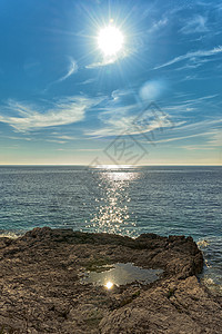 带地平线和天空的海岸线平面旅游阳光岩石大堤潮汐海景海湾海岸侵蚀图片