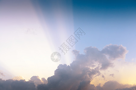 美丽的天空 云彩飘散旅行季节阳光天气蓝色环境季节性多云风景天堂图片