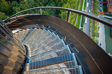工业楼梯向上攀升金属窗户阳光建筑地面扶手背景图片